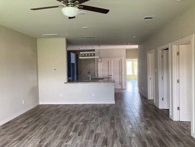 Foto del edificio - 5007 White Rose Dr