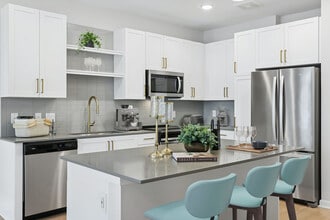 Building Photo - Live 8 West