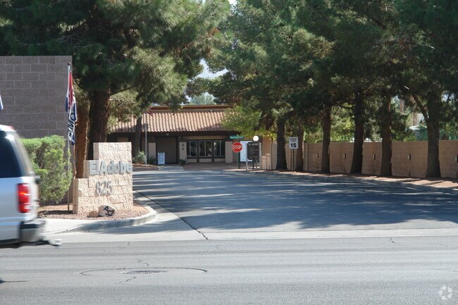 Foto del edificio - 825 N Lamb Blvd