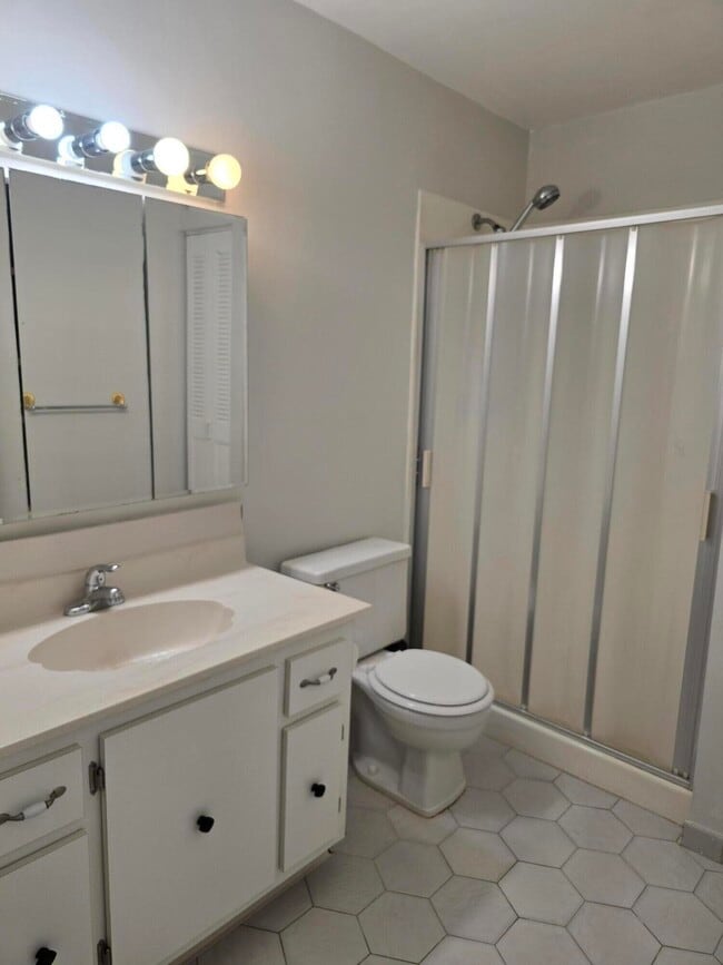 Building Photo - 163 Lake Gloria Dr