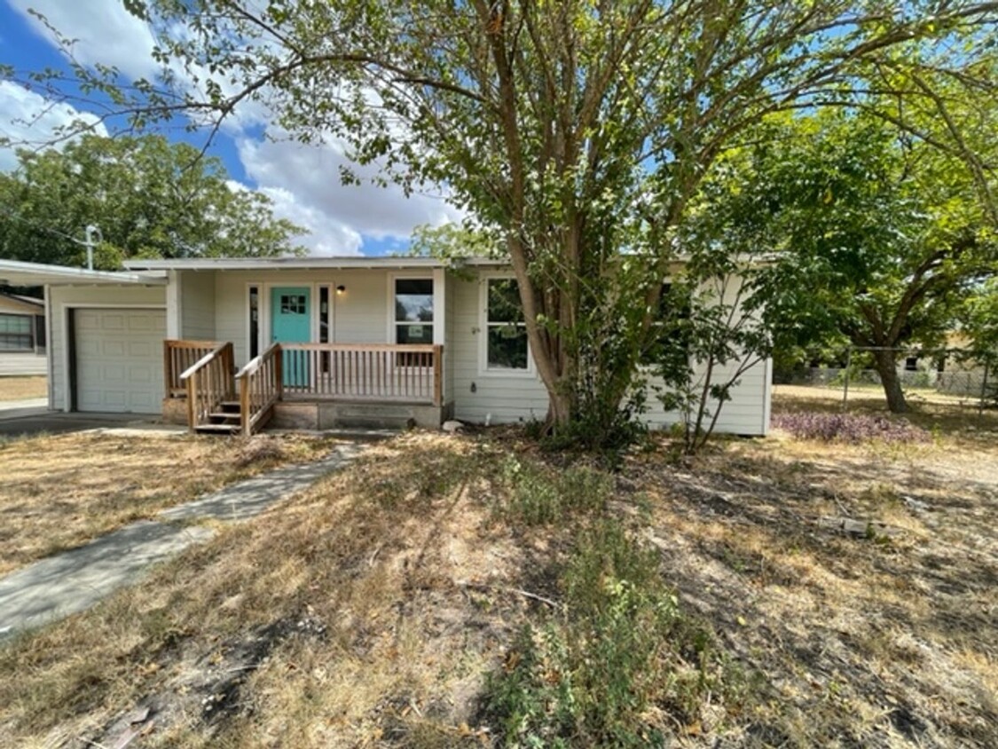 Primary Photo - Beautiful One Story Home with a Huge Back ...