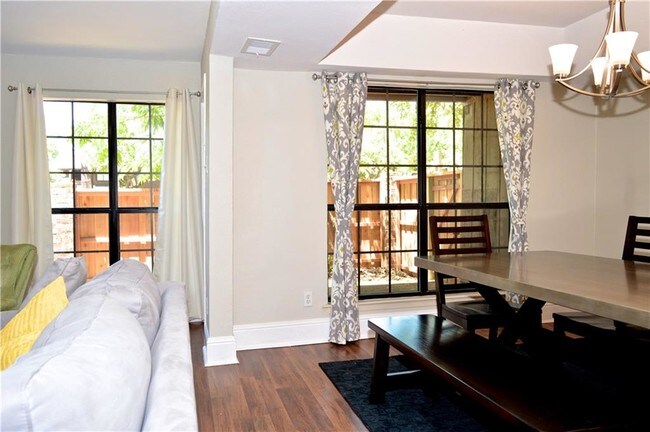 Foto del edificio - 3102 Pin Oak Ct