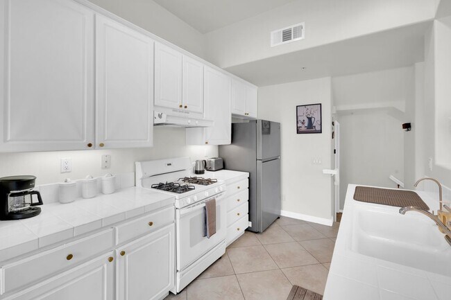 Building Photo - 2850 Ballesteros Ln