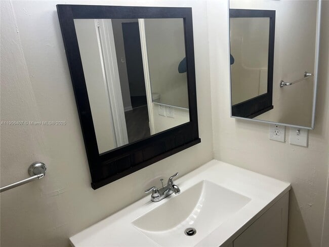 Foto del edificio - 9447 Fontainebleau Blvd