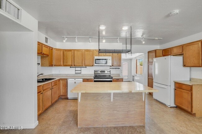 Building Photo - 1526 W Huntington Dr