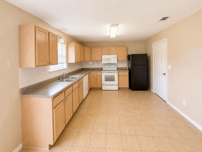 Foto del edificio - AVAILABLE NOW ; APPLY TODAY AT OUR WEBSITE!!!