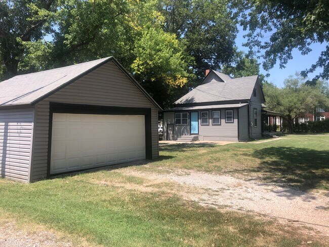 Foto del edificio - Coming soon! 3 Bedroom 1.5 Bathroom home with a 2 car garage for rent in Winfield!