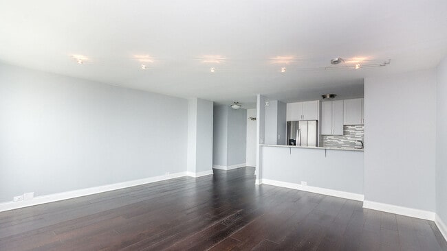 Building Photo - 1255 N Sandburg Terrace