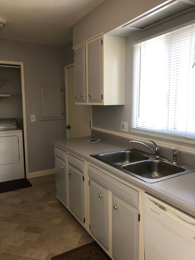 Foto del edificio - Large 3 Bedroom, 1 Bath Ranch Style Home in South Loveland, CO