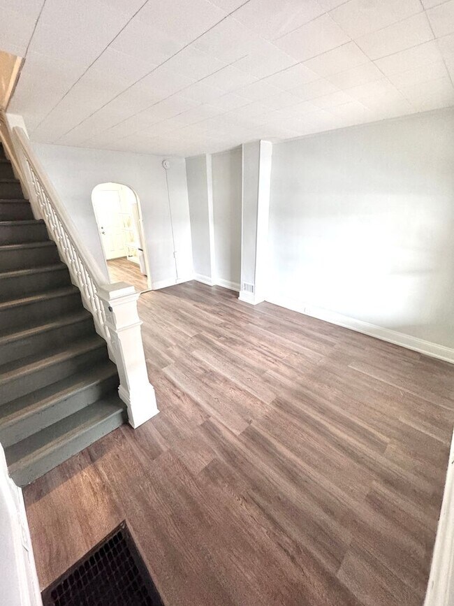 Foto del edificio - THREE Bedroom/ONE Bath Row Home