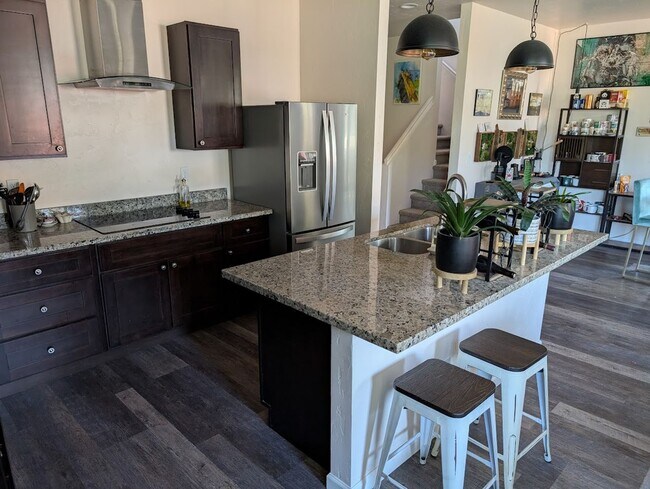 Foto del edificio - Newer contemporary home right downtown, al...