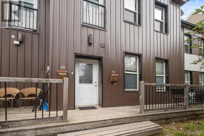 Photo du bâtiment - 78 Cambridge St N