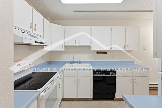 Building Photo - Charming Townhouse with Washer/Dryer and 1-Car Garage