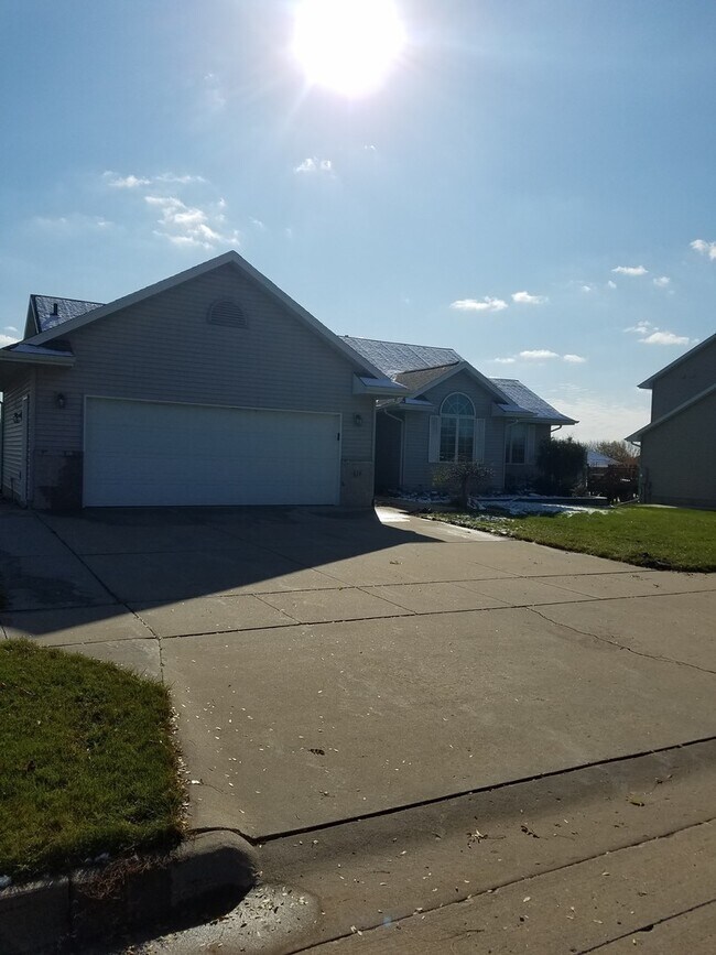 Foto del edificio - AVAILABLE FOR MID APRIL MOVE IN- RARE FIND...