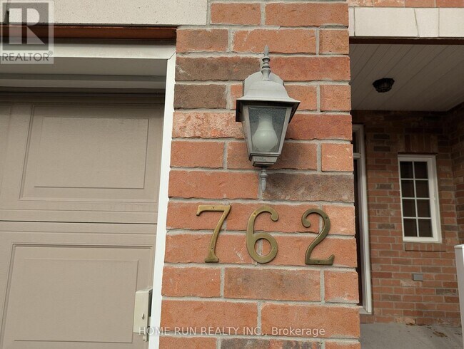 Building Photo - 762 Bowercrest Crescent