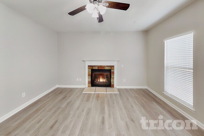 Building Photo - 1002 Hollingdale Ct