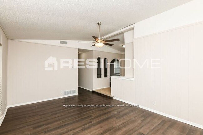 Building Photo - 506 Hawthorne Lane
