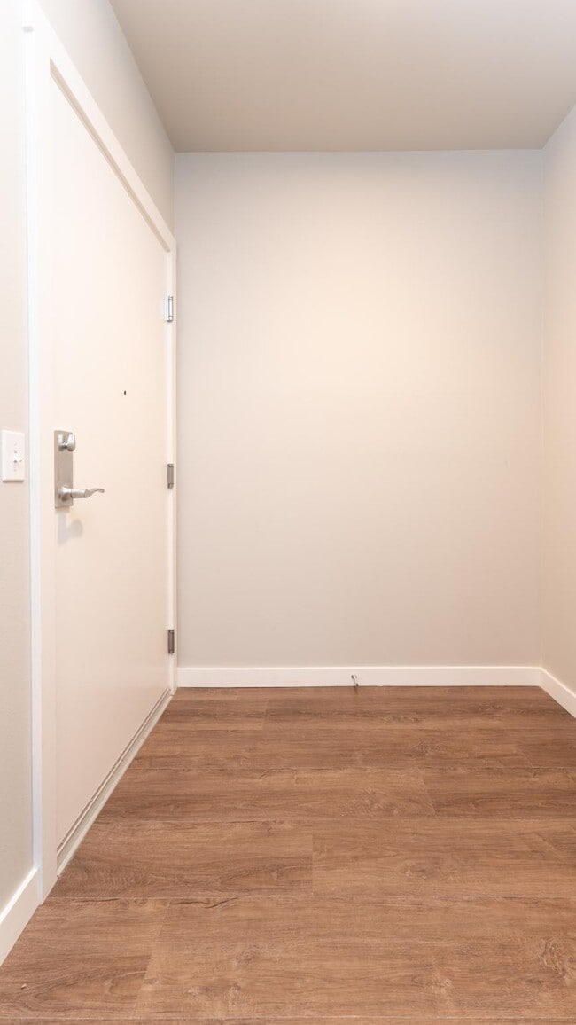 Building Photo - 2 bedroom in Bellevue WA 98004