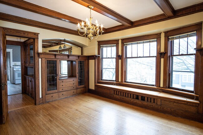 Building Photo - 1905 E Kenwood Blvd