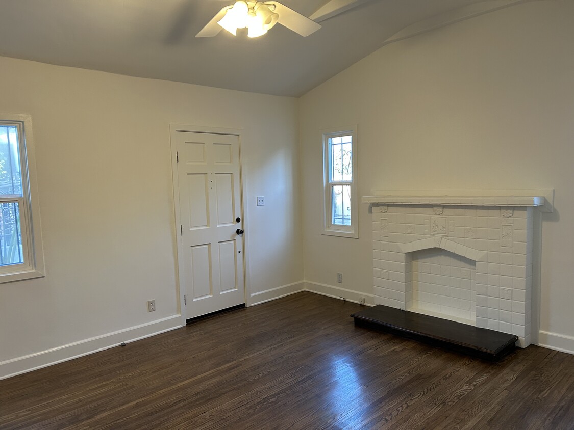 Living room - 2131 N Gower St