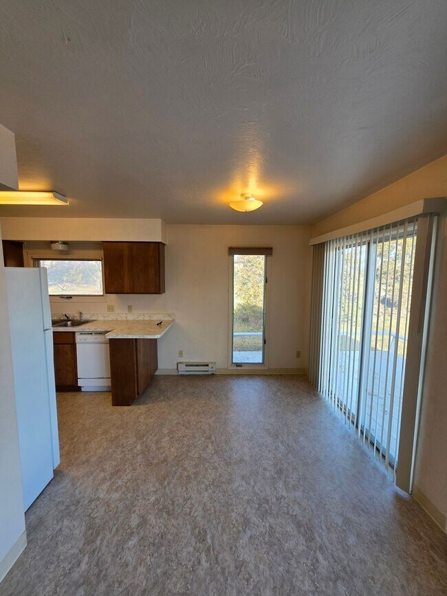 Foto del edificio - Single level duplex with attached single-c...