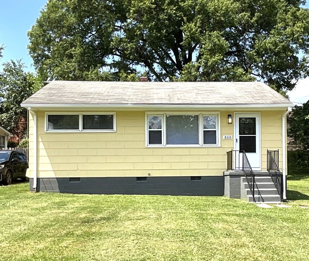 Primary Photo - Cute 2 bedroom 1 bath bungalow in Greensbo...