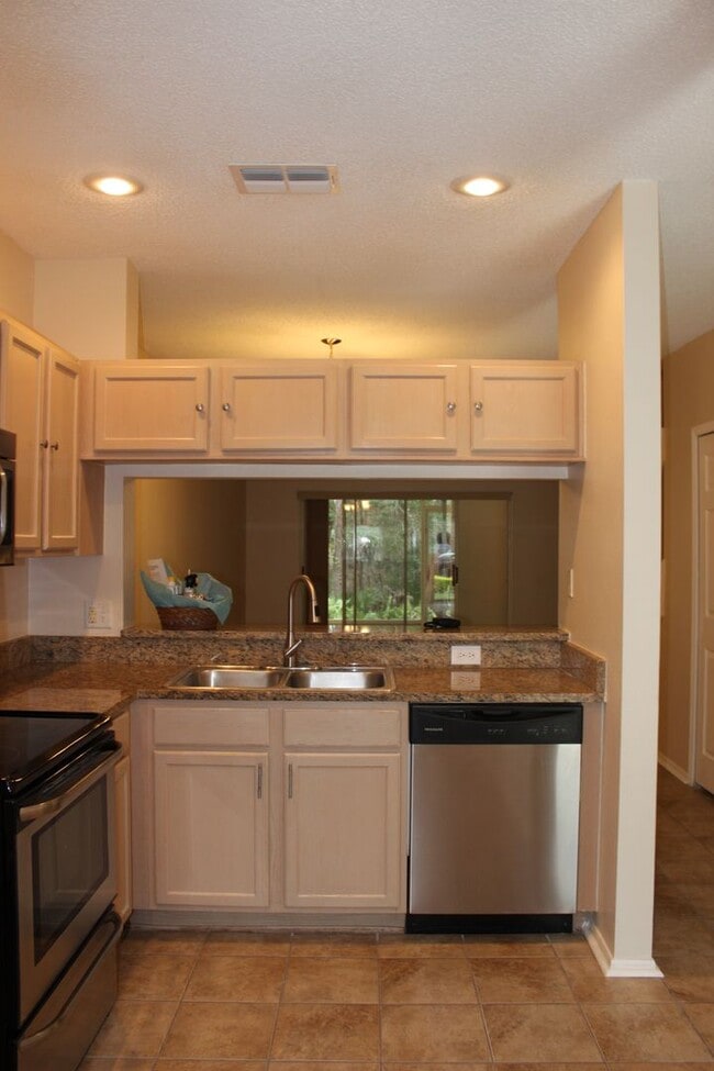 Building Photo - Beautiful 2 Bedroom, 2.5 Bath Townhome in Private Gated Community Of Hunter's Key In New Tampa