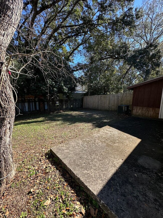 Foto del edificio - 2 Bedroom 1 Bath Duplex Just off Mission Rd.