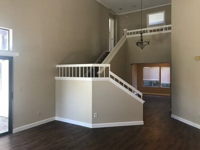 Building Photo - 4 bed & 3 full bathrooms in Tracy!