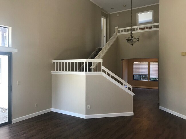 Foto del edificio - 4 bed & 3 full bathrooms in Tracy!