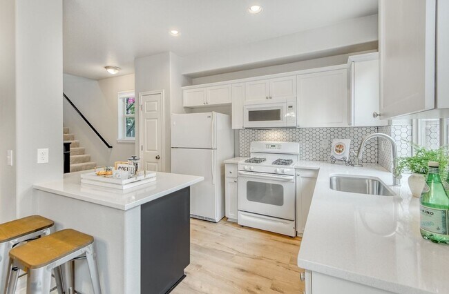 Foto del edificio - Beautiful Upscale End Unit Townhome with Lots of Updates! Walking Distance to Shopping & More!