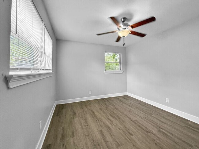 Building Photo - 2026 Burpee Dr