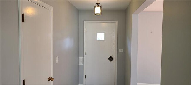 Building Photo - 607 Willow Ln