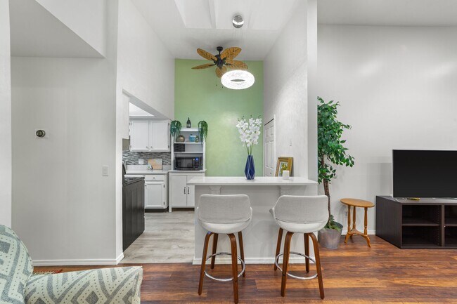Building Photo - Fully Furnished Westlake Retreat - 2beds /...