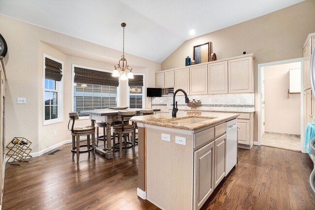Building Photo - 5734 Crestwood Dr