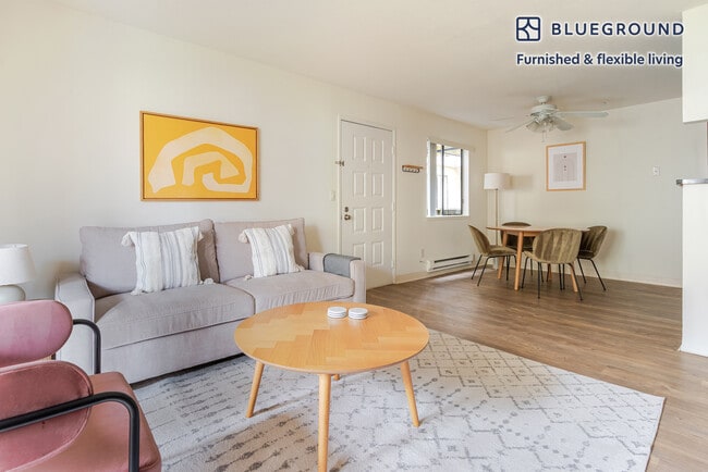 Building Photo - 1600 Villa St