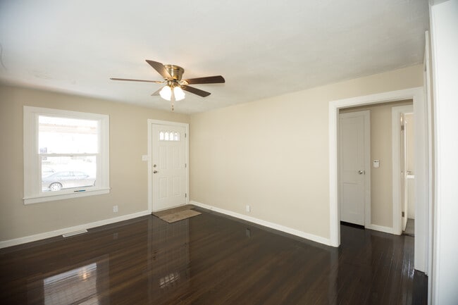Building Photo - 3 potential 4 bedroom in desirable Beech G...