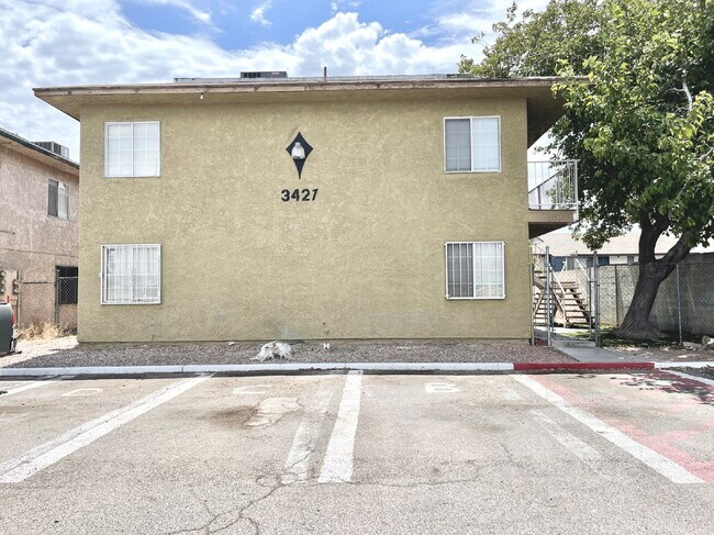 Foto del edificio - HIVE SUMMER MOVE-IN SPECIAL: DOWNSTAIRS CONDO | RECENLY REHABBED 2 BEDROOM 1 BATH | ACROSS FROM C...