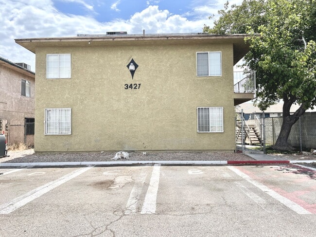 Building Photo - HIVE SUMMER MOVE-IN SPECIAL: DOWNSTAIRS CONDO | RECENLY REHABBED 2 BEDROOM 1 BATH | ACROSS FROM C...
