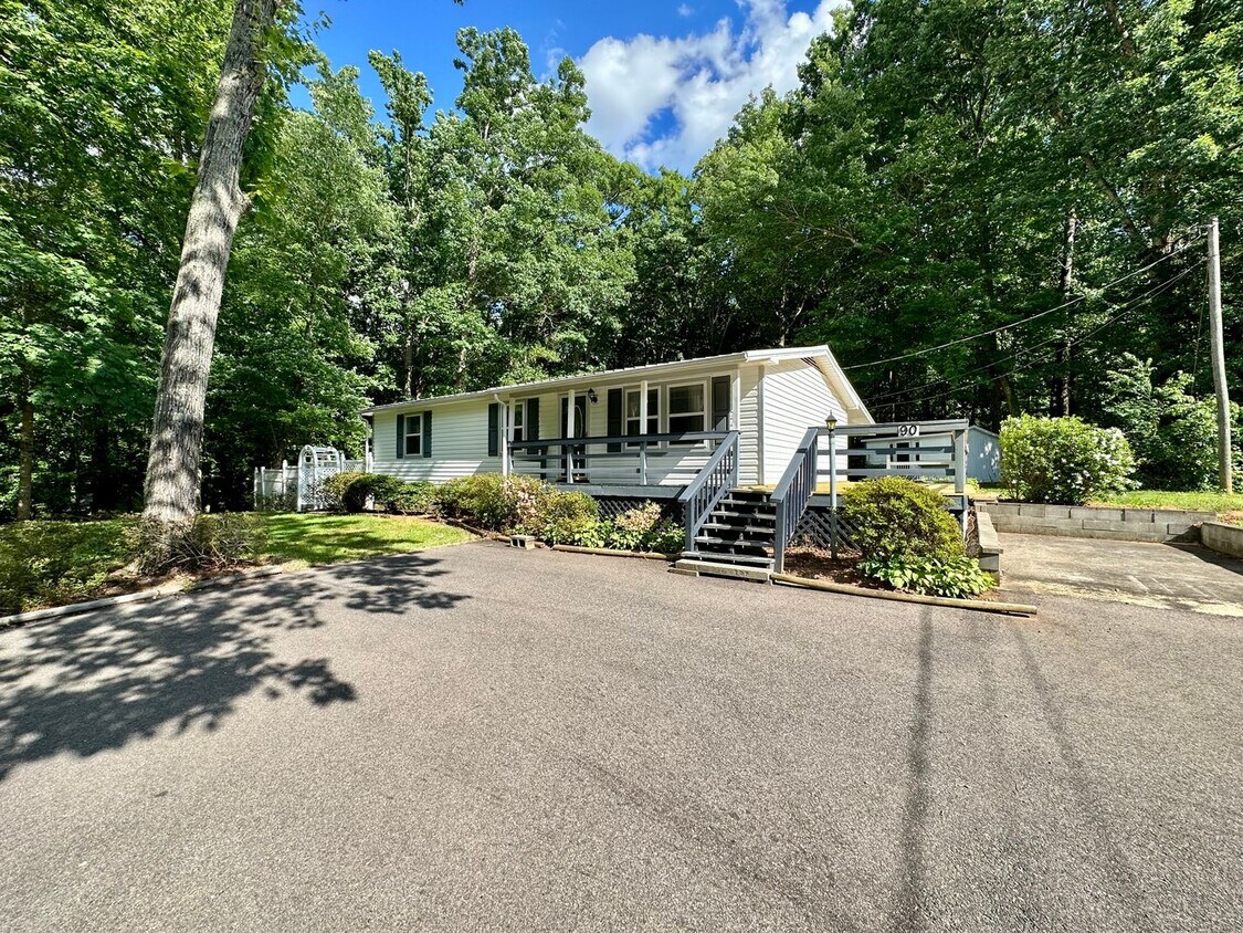 Foto principal - Lovely 3 bedroom/2 bathroom fully furnished home located in Tanglewood Subdivision