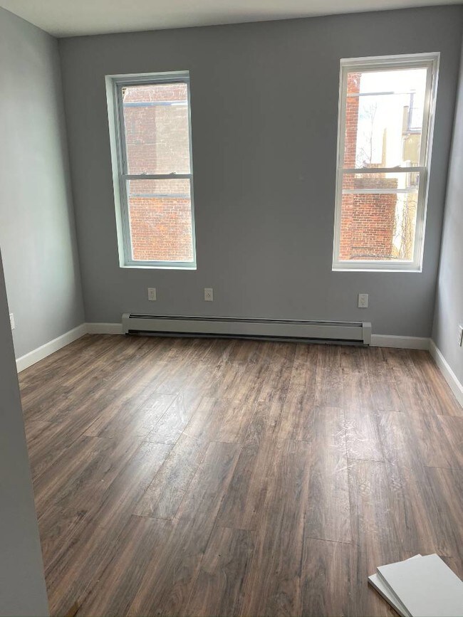 Building Photo - 462 Linwood St