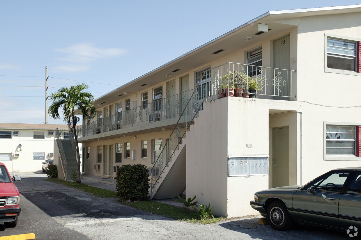 Foto del edificio - 1135 W 28th St