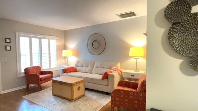 Building Photo - Island House-Close to Everything!