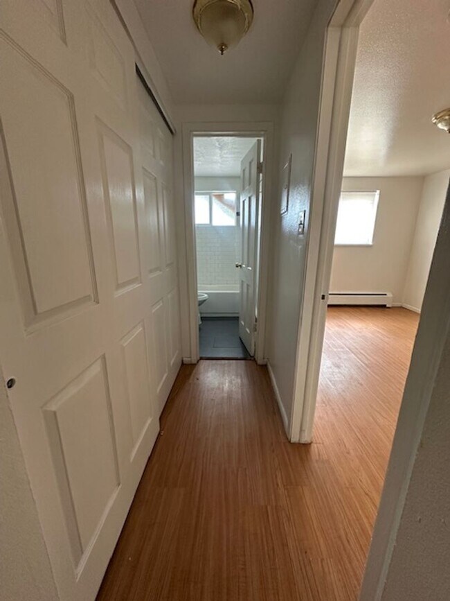 Building Photo - Bright Ground-Level 2-Bedroom 1-Bathroom A...
