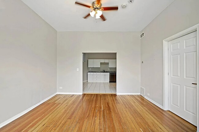 Foto del edificio - Charming 2-Bed Oasis on Augusta Blvd: Your Perfect Urban Retreat in Chicago!