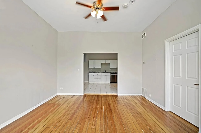 Building Photo - Charming 2-Bed Oasis on Augusta Blvd: Your Perfect Urban Retreat in Chicago!