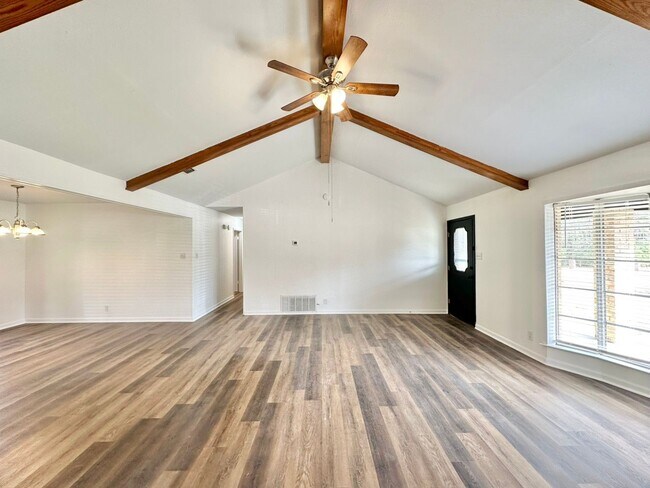 Foto del edificio - Available now! Newly Updated 3/2/2! Large ...
