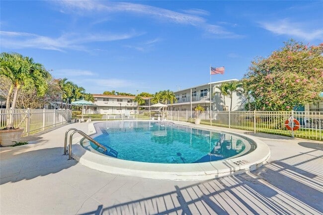 Foto del edificio - 7401 Pines Blvd