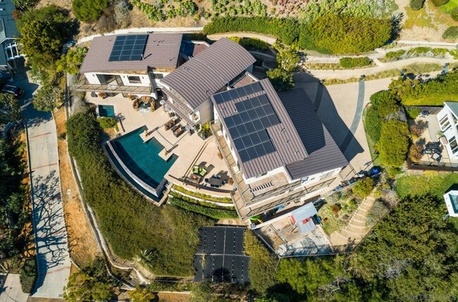 Building Photo - 5680 Linda Rosa Ave