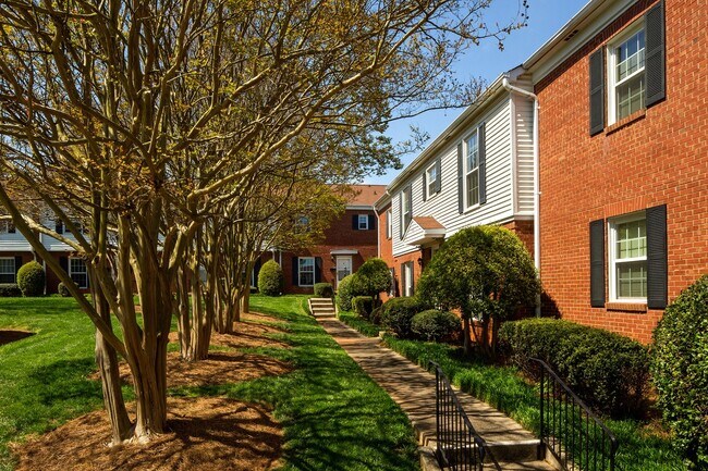 Foto del edificio - Elmhurst at Sedgefield